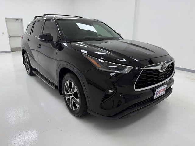 2021 Toyota Highlander XLE photo 2