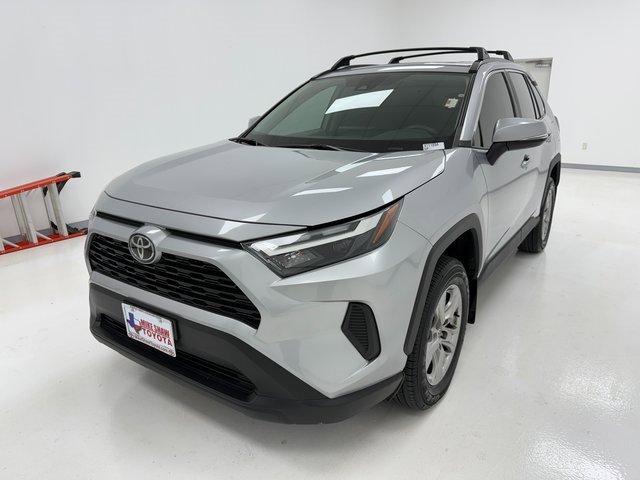 2023 Toyota RAV4 XLE photo 4