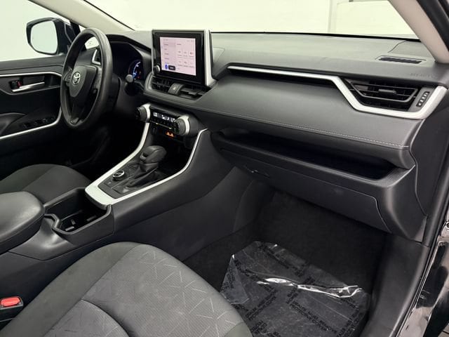 2025 Toyota RAV4 XLE - Photo 9