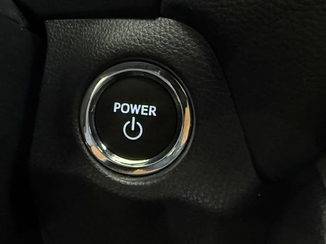 2025 Toyota RAV4 XLE - Photo 15