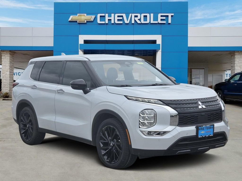 2023 Mitsubishi Outlander SE Black Edition 2WD's photo