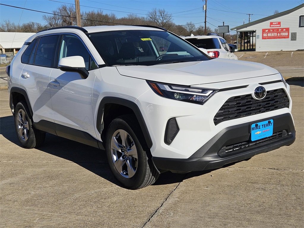 2025 Toyota RAV4 XLE's photo