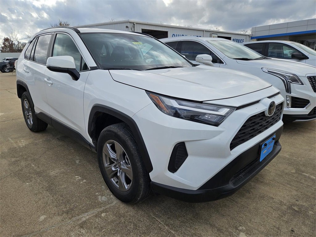 2025 Toyota RAV4 XLE's photo