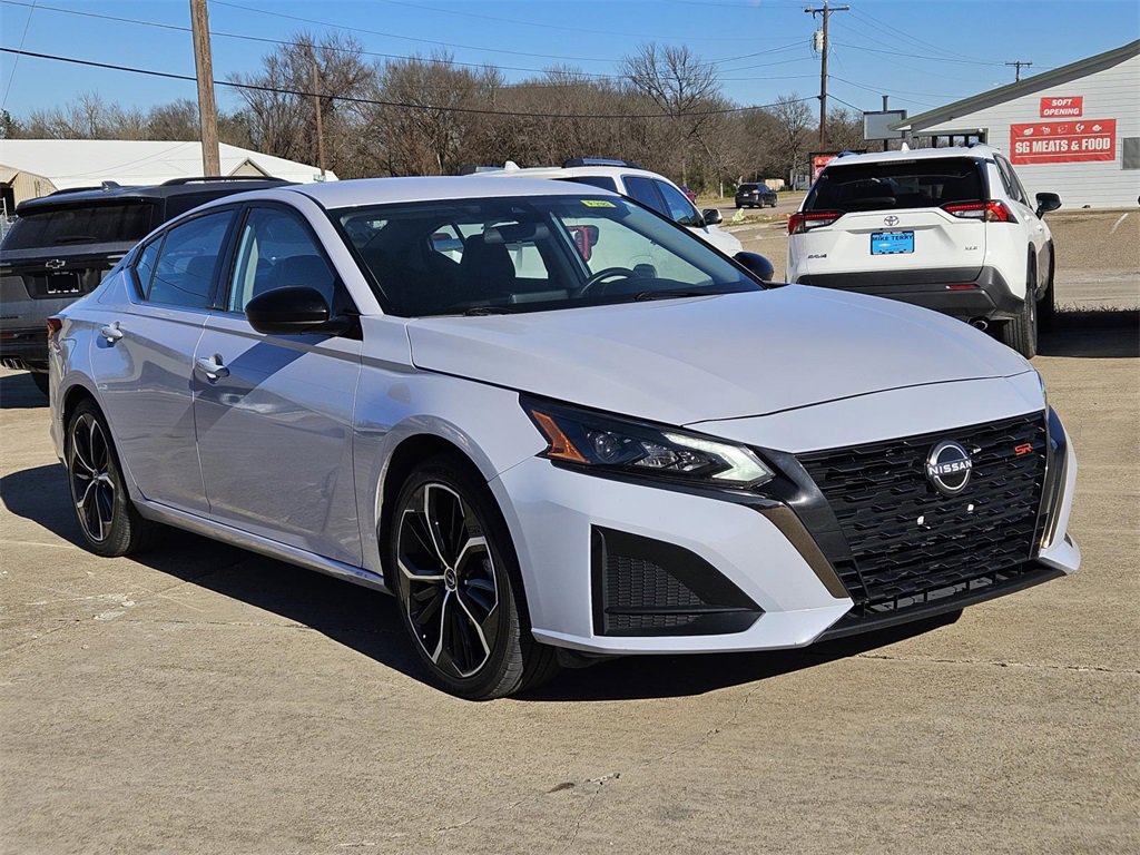 2024 Nissan Altima SR's photo