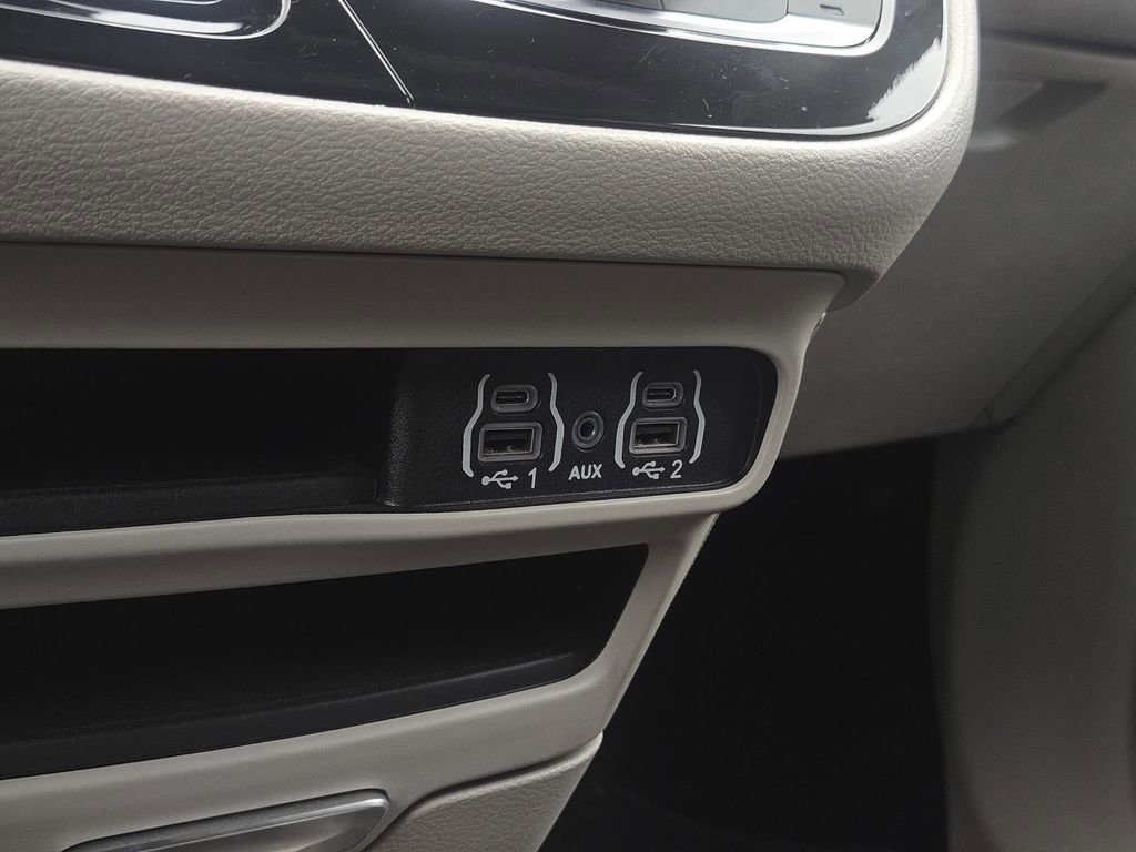 2024 Chrysler Pacifica Touring L - Photo 23