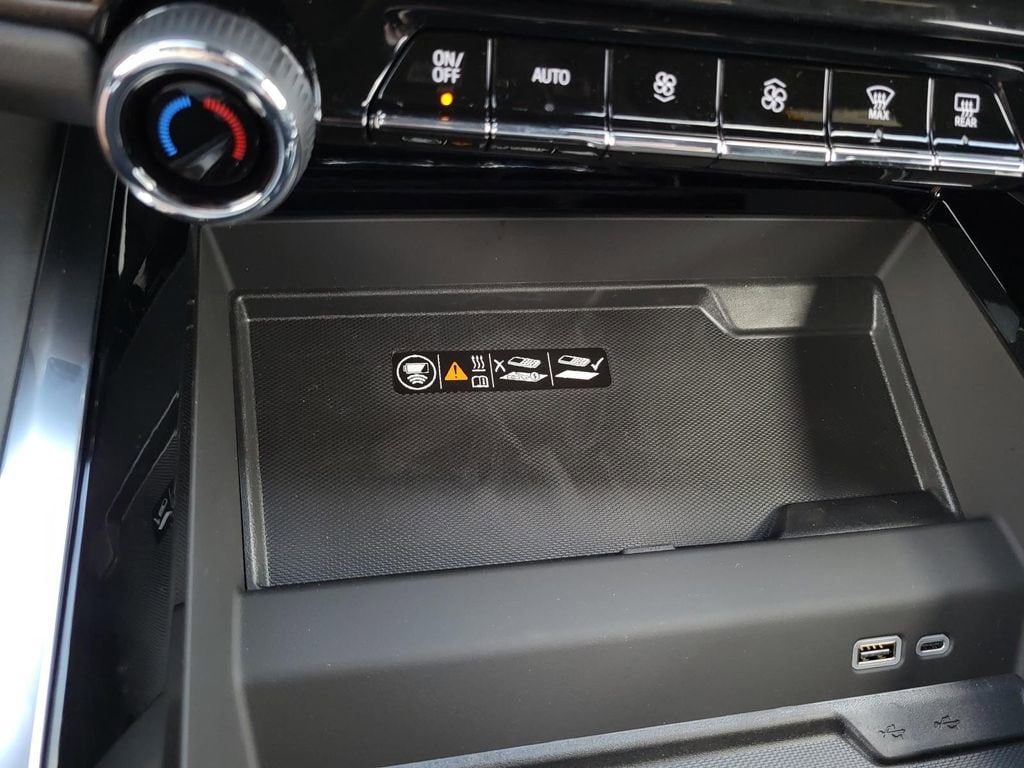 2025 Chevrolet Suburban Premier - Photo 17