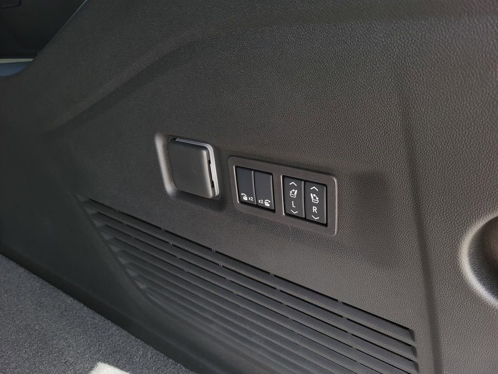 2025 Chevrolet Suburban Premier - Photo 9