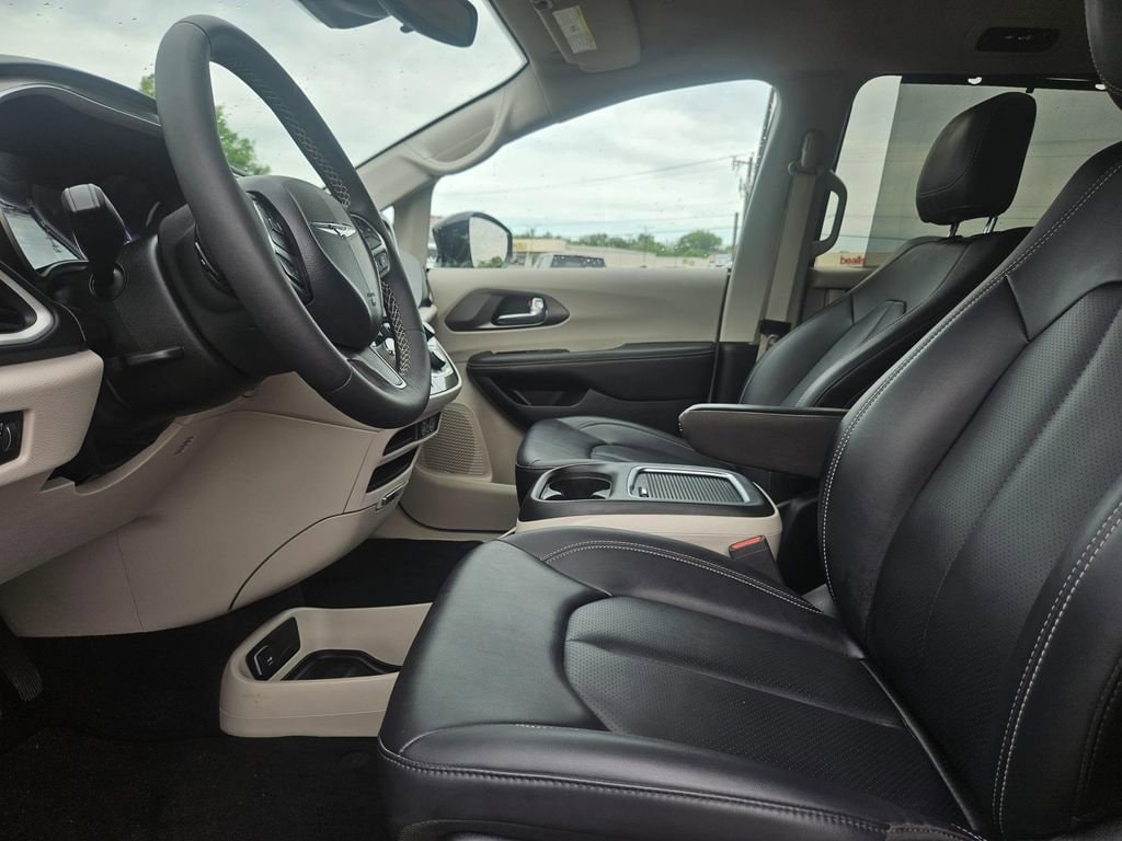 2024 Chrysler Pacifica Touring L - Photo 10