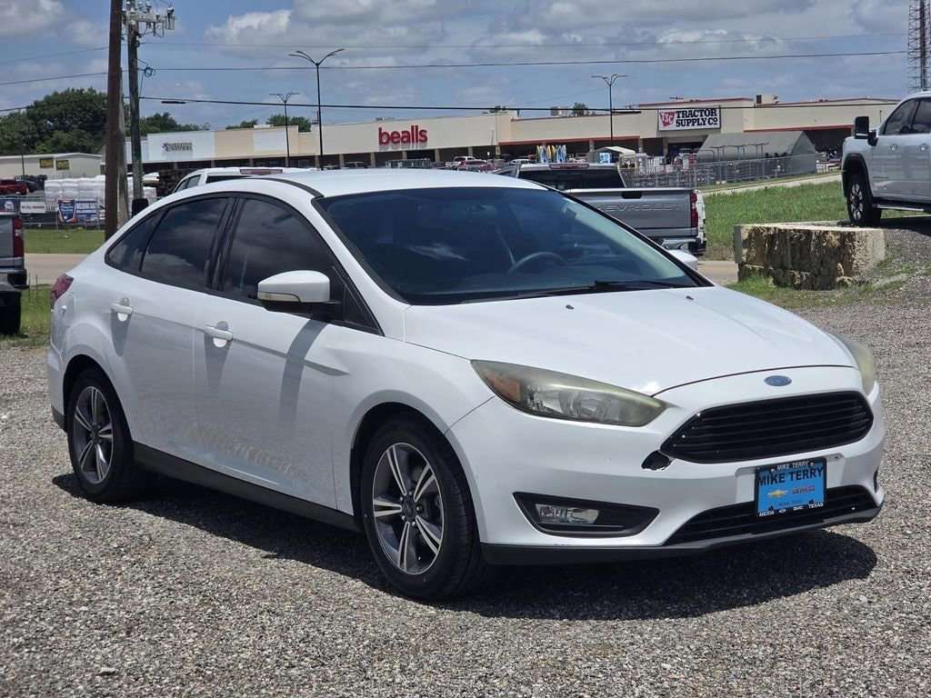 2017 Ford Focus Sedan SE's photo