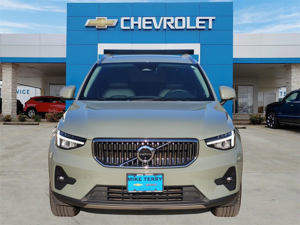 2023 Volvo XC40 Plus photo 2