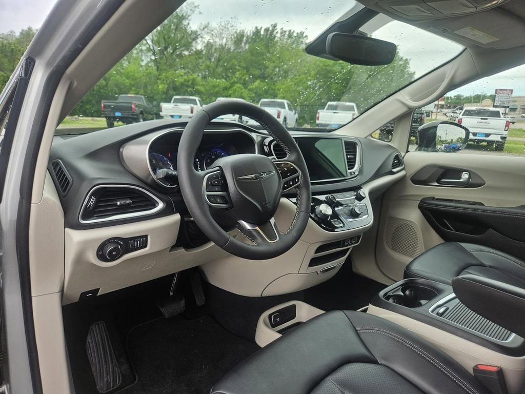 2024 Chrysler Pacifica Touring L - Photo 12