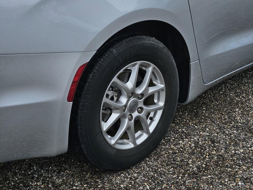2024 Chrysler Pacifica Touring L - Photo 7