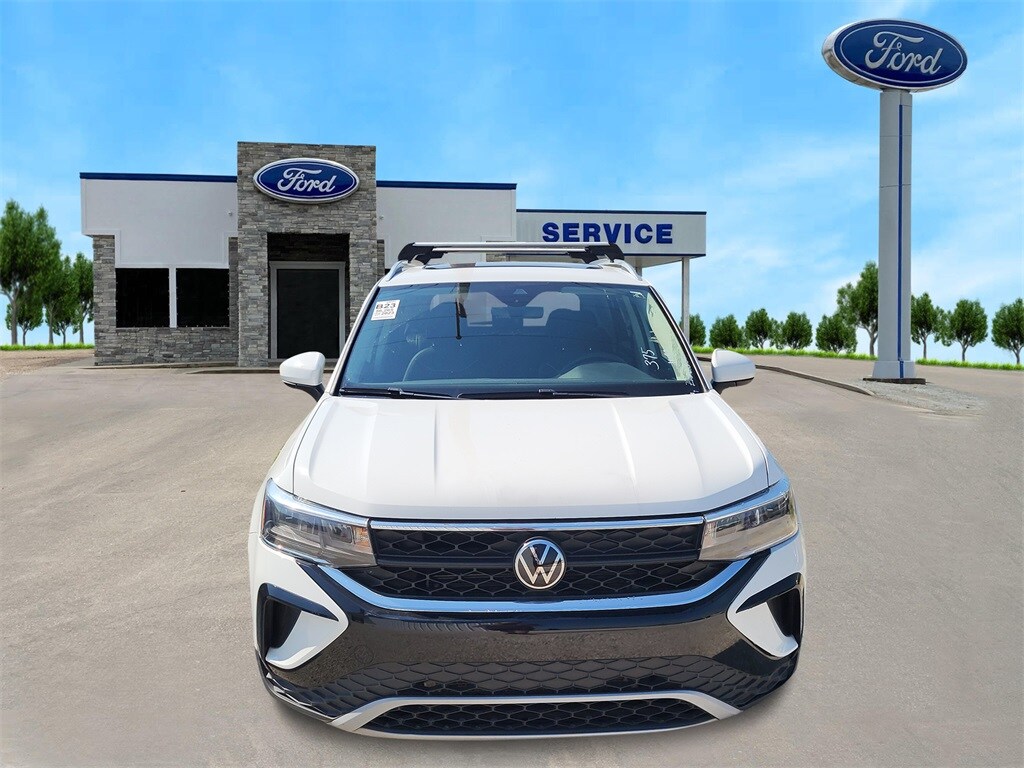 2023 Volkswagen Taos SE photo 3