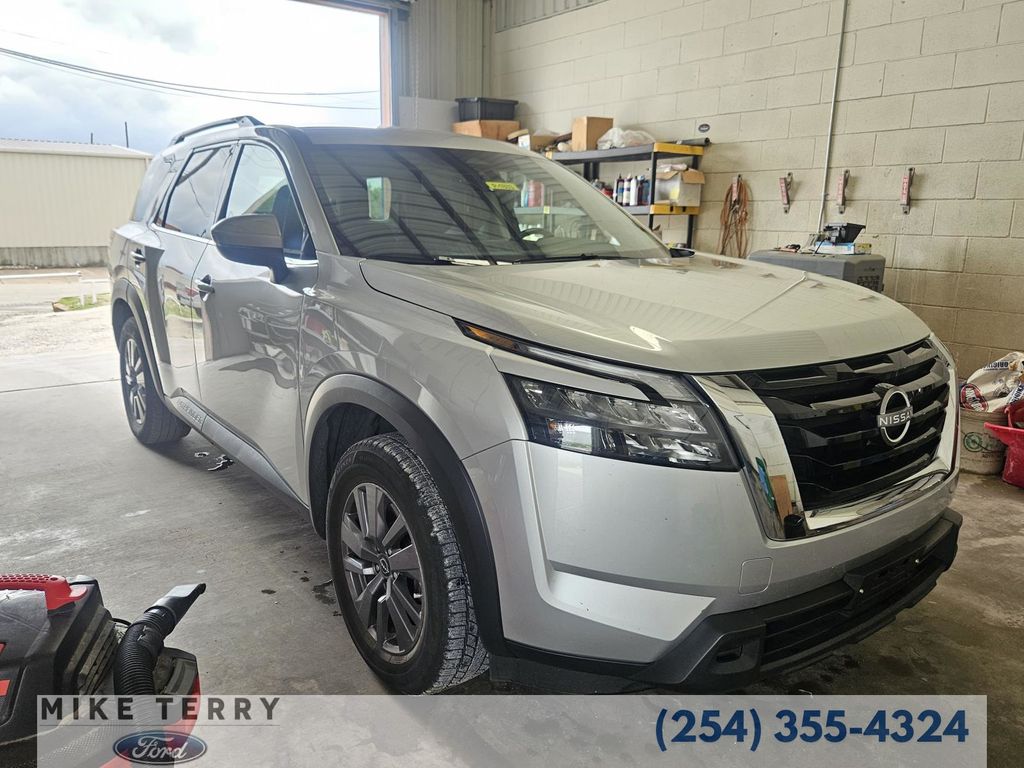 2025 Nissan Pathfinder SV