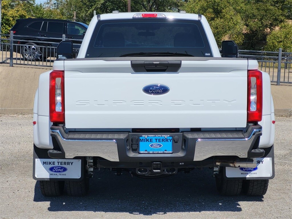 2026 Ford F-450 photo 4