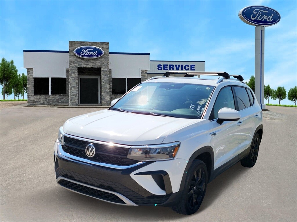 2023 Volkswagen Taos SE photo 2