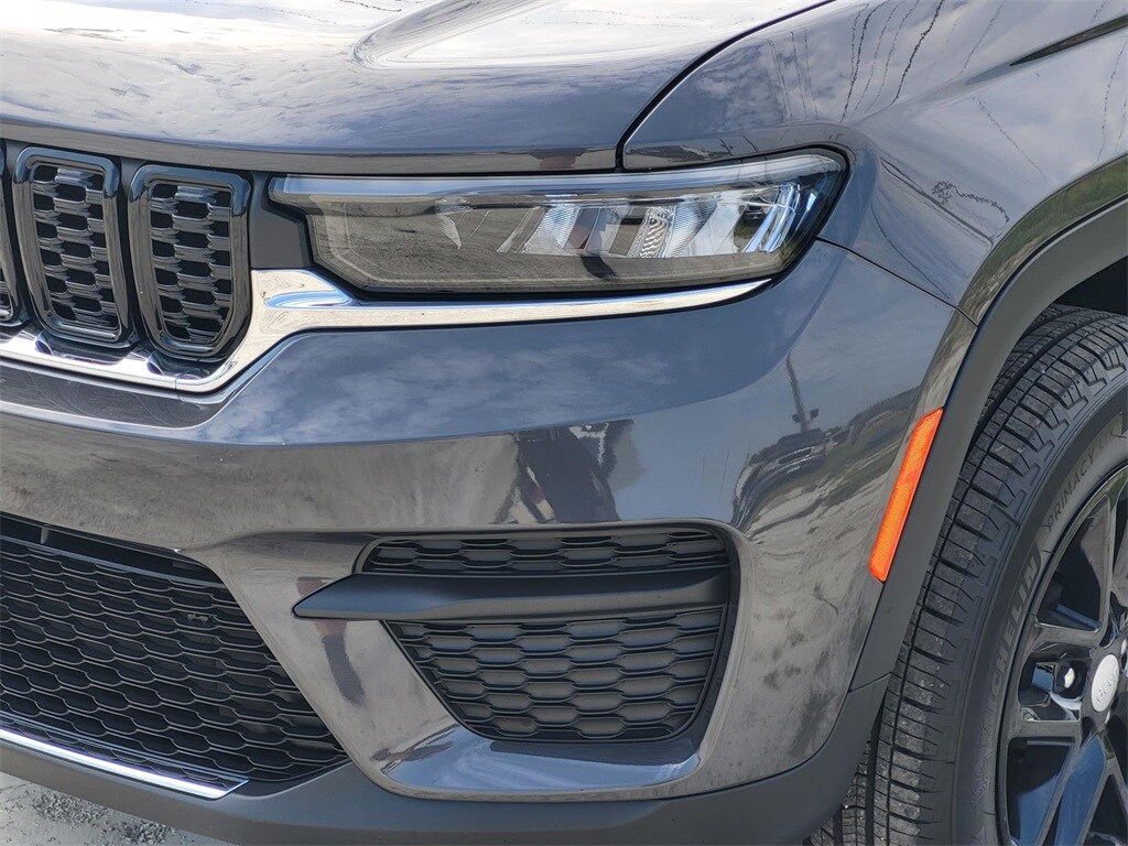 2025 Jeep Grand Cherokee Laredo photo 3