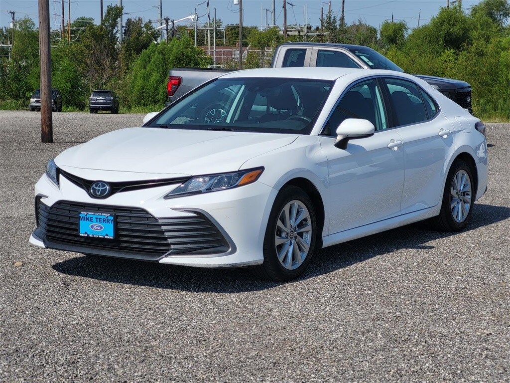 2023 Toyota Camry LE photo 3