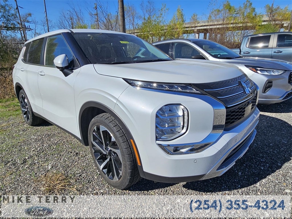 2024 Mitsubishi Outlander SE's photo