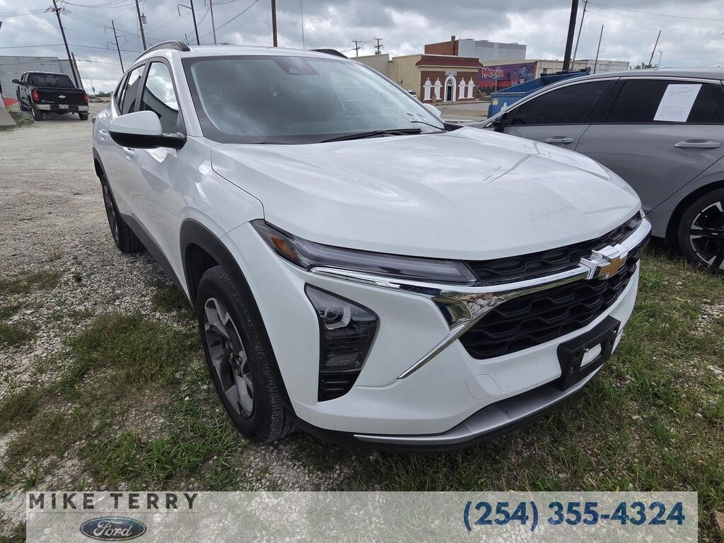 Used 2025 Chevrolet Trax LT SUV