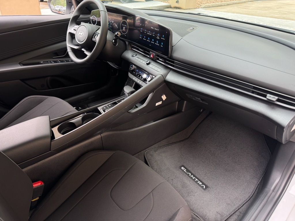 2025 Hyundai Elantra Blue - Photo 14