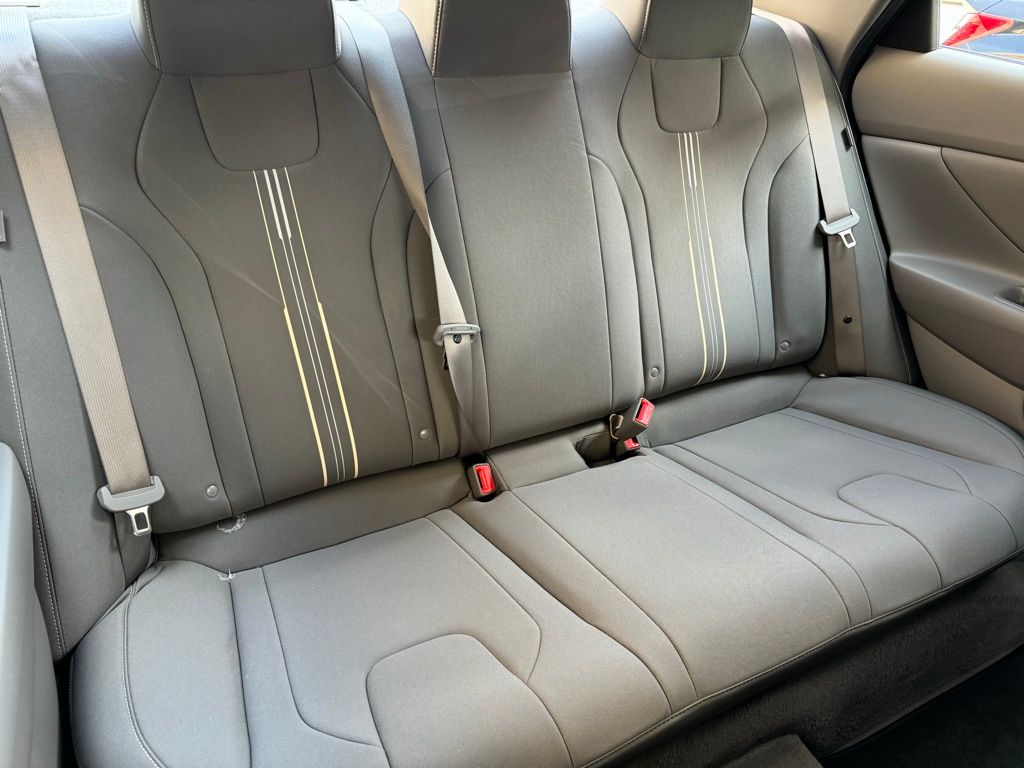 2025 Hyundai Elantra SEL - Photo 16