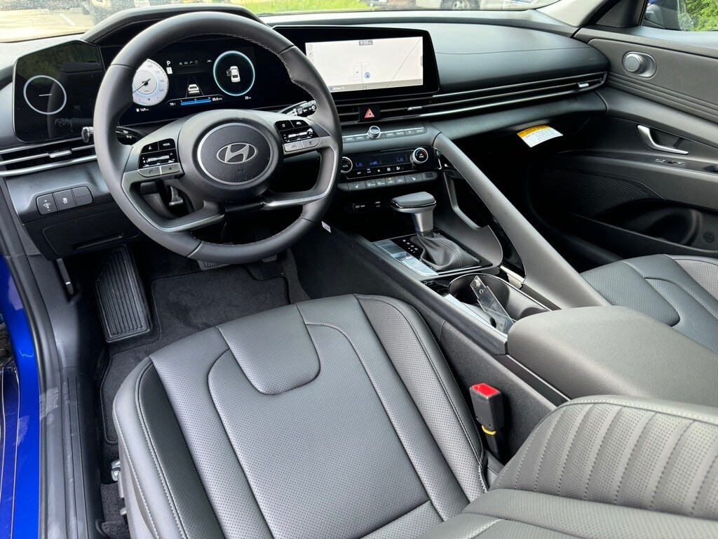 2025 Hyundai Elantra Limited photo 2