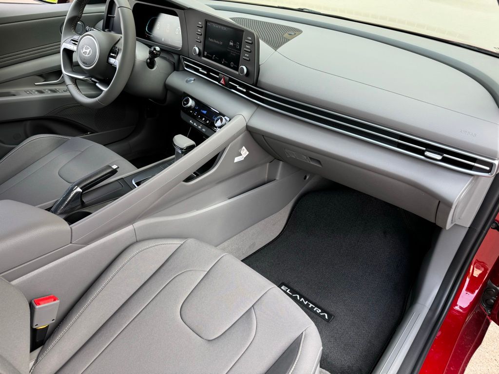 2025 Hyundai Elantra SEL - Photo 14
