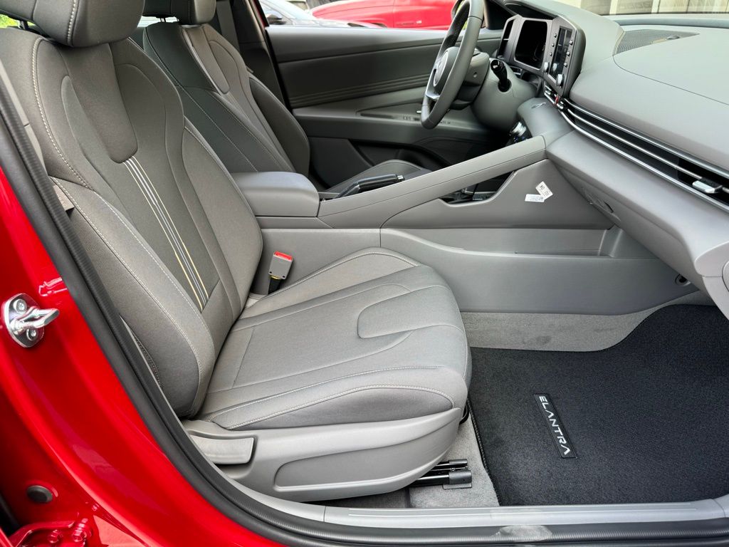 2025 Hyundai Elantra SEL - Photo 15