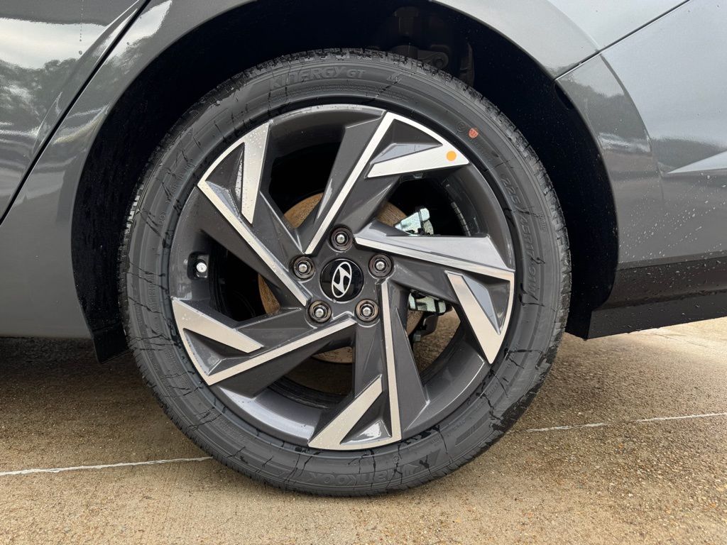 2025 Hyundai Elantra Limited - Photo 23