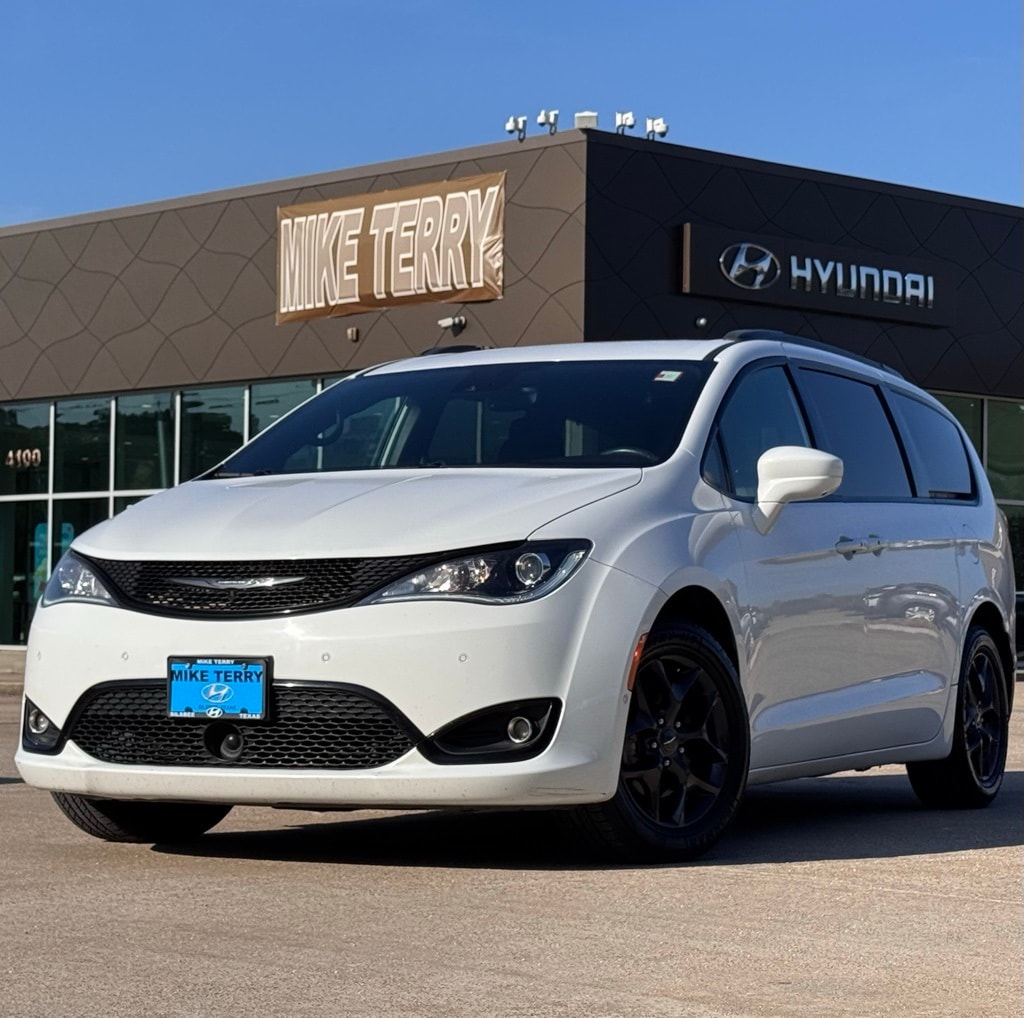2019 Chrysler Pacifica Touring L Plus's photo