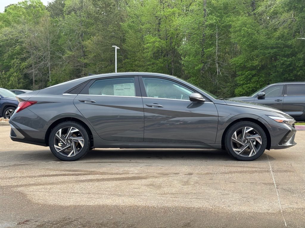 2025 Hyundai Elantra Limited - Photo 12