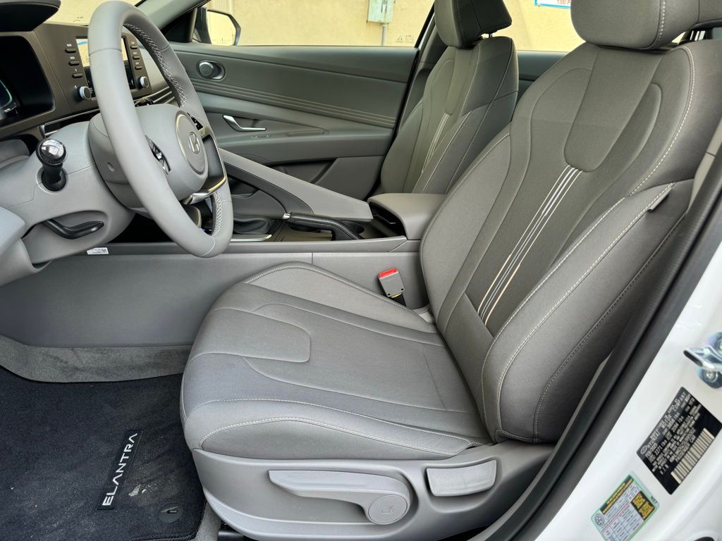2025 Hyundai Elantra SEL - Photo 6
