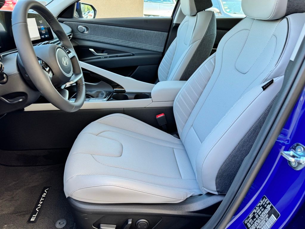2025 Hyundai Elantra Limited - Photo 10