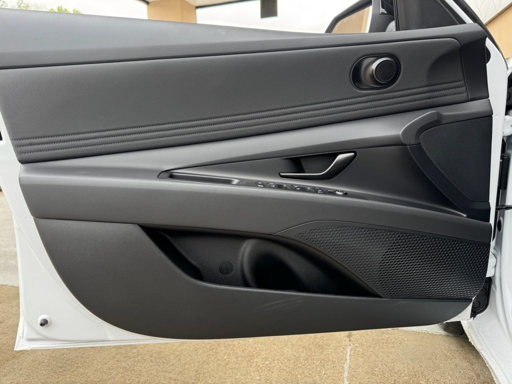 2025 Hyundai Elantra Blue - Photo 17