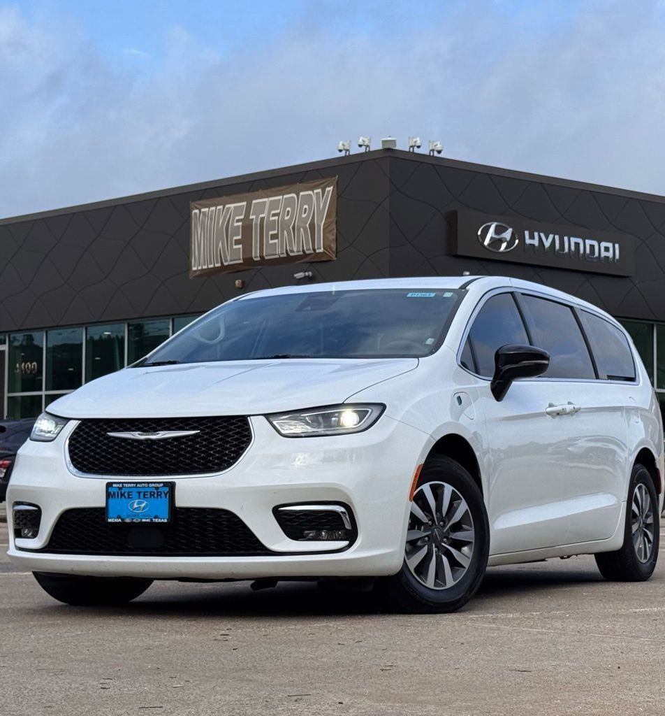 2024 Chrysler Pacifica Hybrid Select PHEV's photo