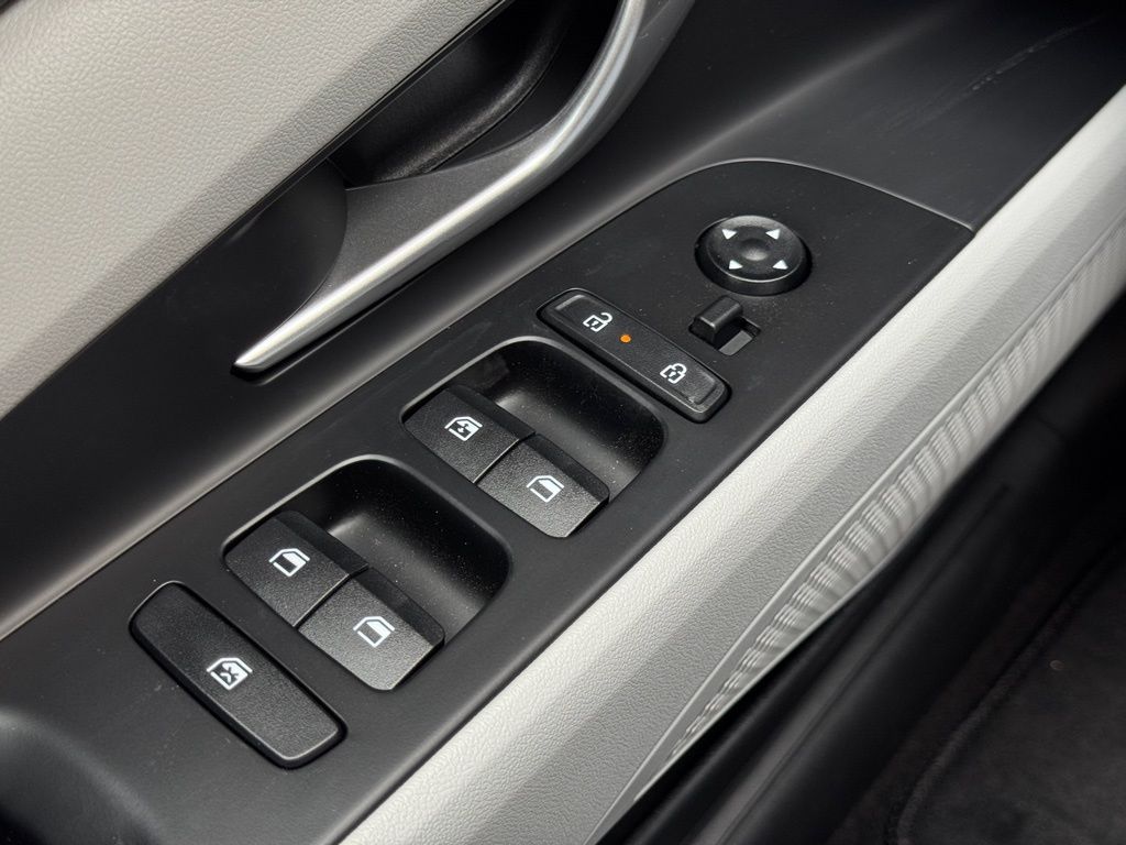 2025 Hyundai Elantra Limited - Photo 22