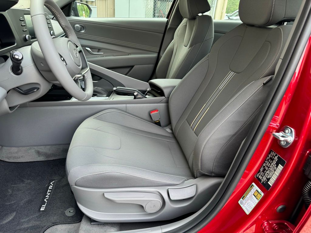 2025 Hyundai Elantra SEL - Photo 6