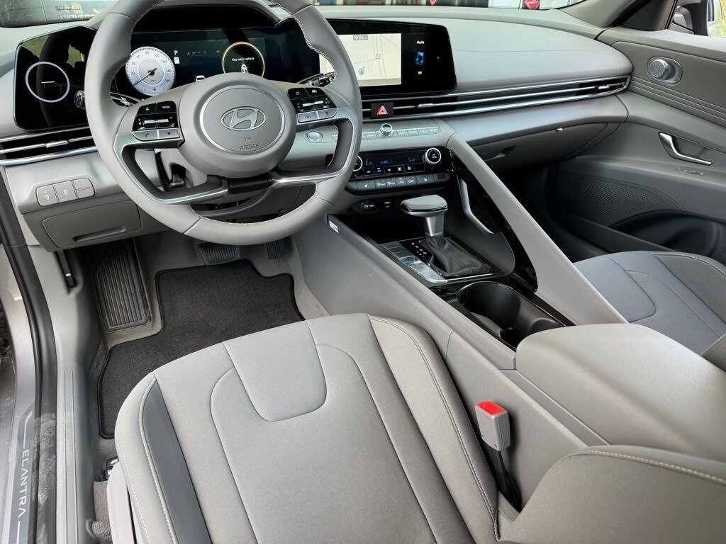 2025 Hyundai Elantra SEL Convenience photo 2
