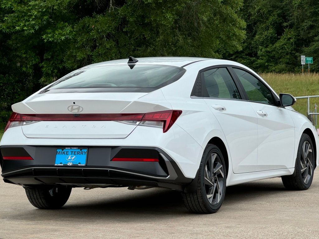 2025 Hyundai Elantra SEL - Photo 13