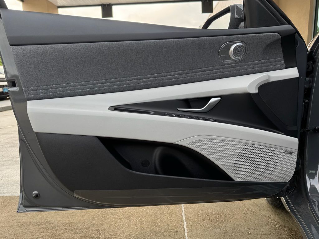 2025 Hyundai Elantra Limited - Photo 20