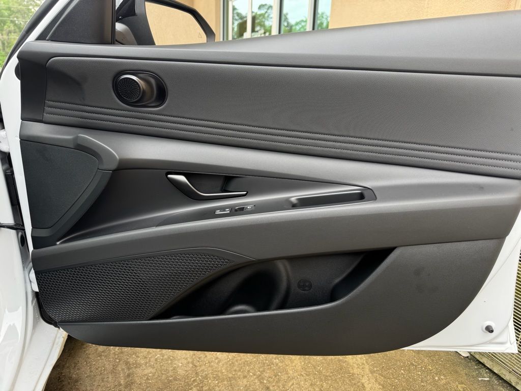2025 Hyundai Elantra Blue - Photo 18