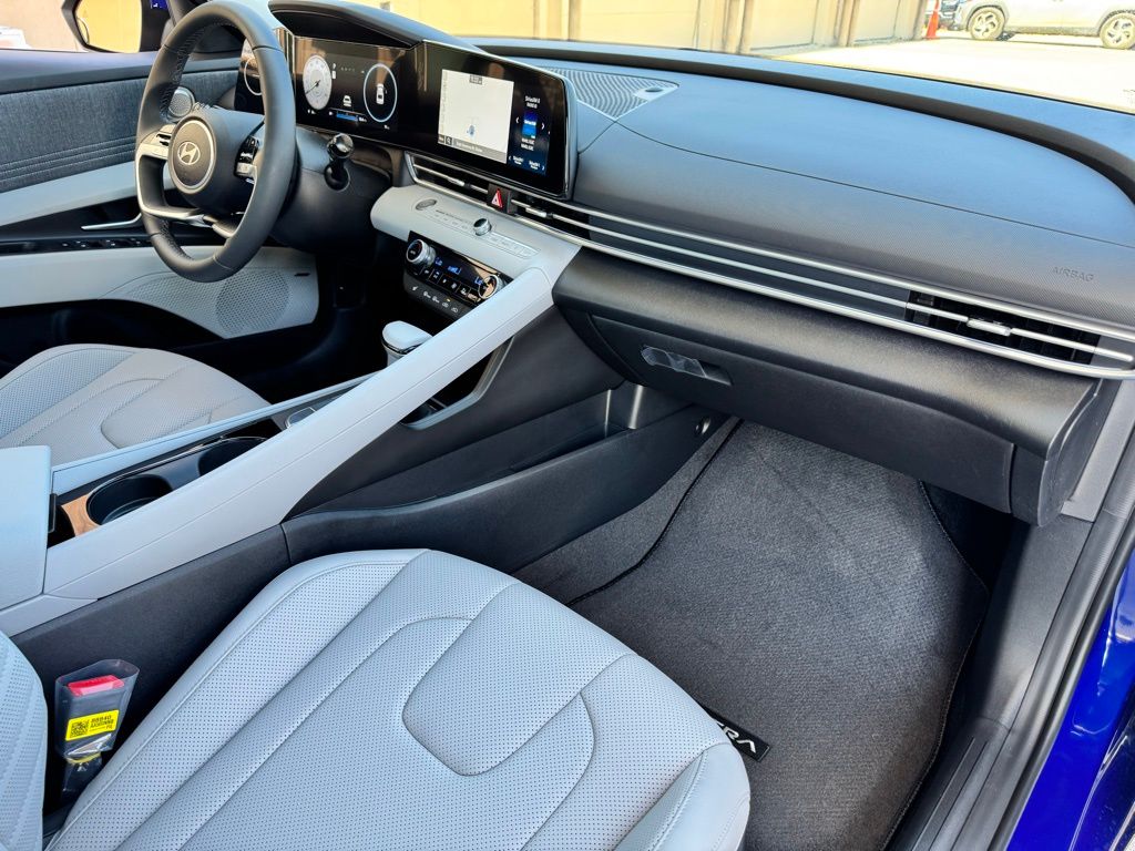 2025 Hyundai Elantra Limited - Photo 19