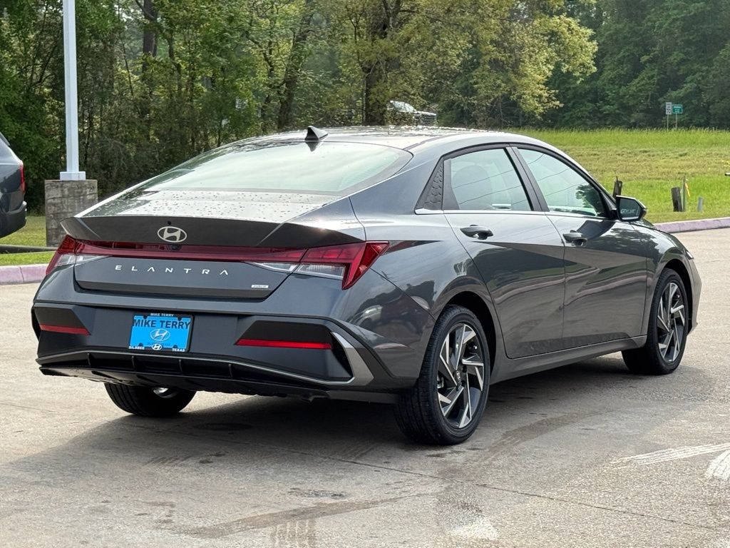 2025 Hyundai Elantra Limited - Photo 15