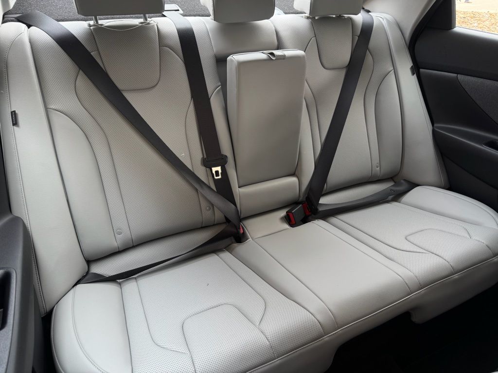 2025 Hyundai Elantra Limited - Photo 19