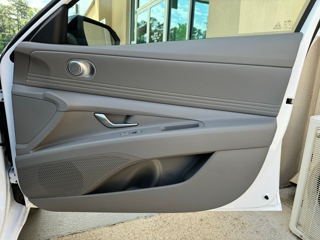 2025 Hyundai Elantra SEL - Photo 17