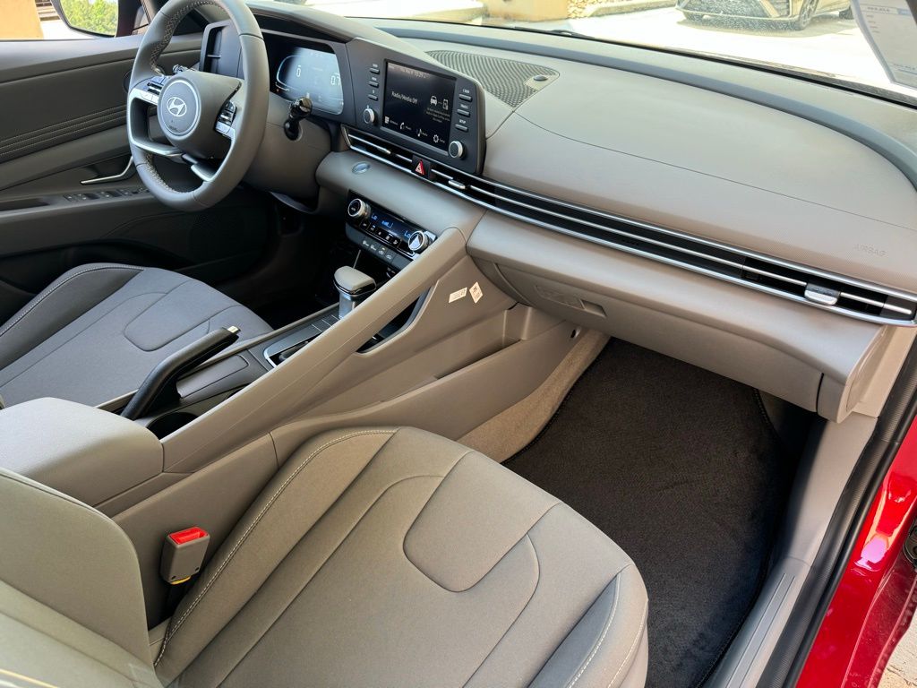 2025 Hyundai Elantra SEL - Photo 14