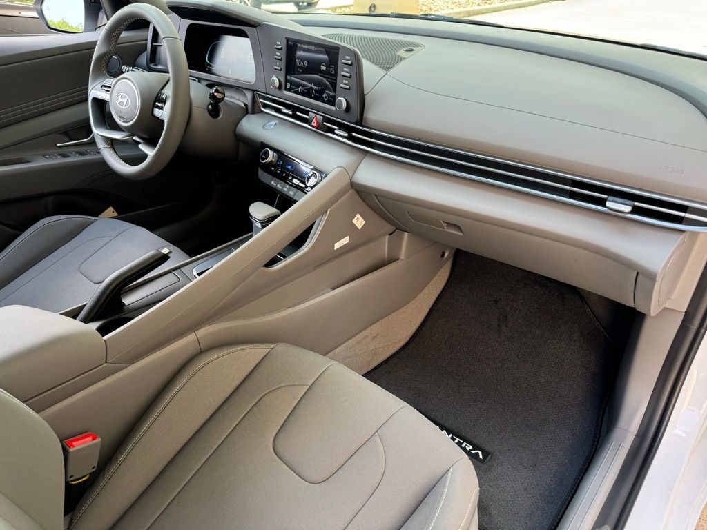 2025 Hyundai Elantra SEL - Photo 14
