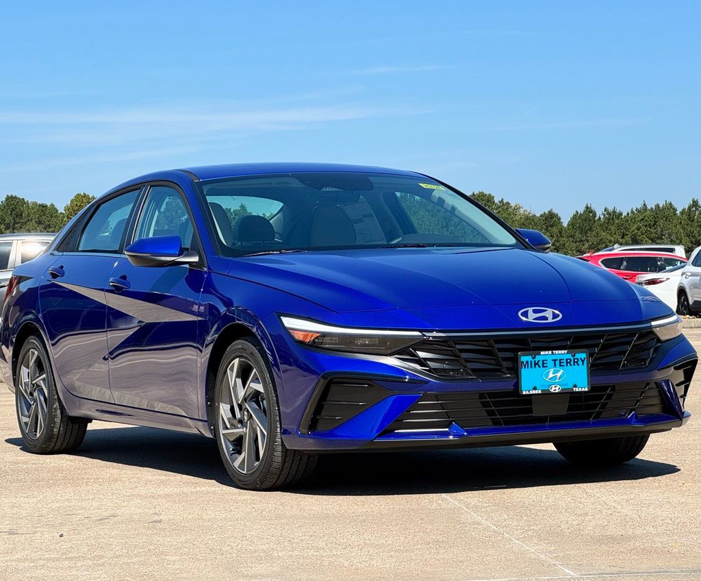 2025 Hyundai Elantra Limited - Photo 11