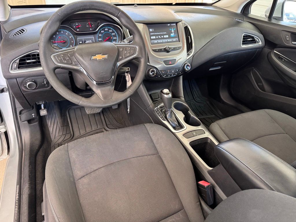 Used 2018 Chevrolet Cruze LT with VIN 1G1BE5SM2J7118608 for sale in Silsbee, TX